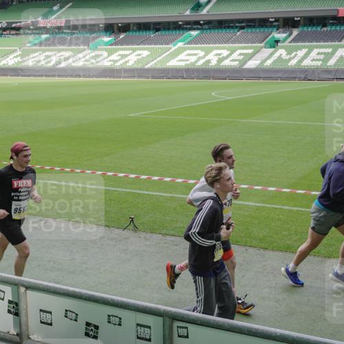 05.10.2025 - 20. swb-Marathon Bremen Michael Burmester http://msf.ph/oto/9230624 05.10.2025 10:29:39 Laufen im Stadion 7202, 8787, 8866, 9014, 9199, 9218, 9233, 9261, 9369, 9385, 9428, 9437, 9478, 9485, 9555, 9556, 9578, 9579, 9583, 9626, 9627, 9630, 9641, 9658, 9674, 9689, 9693, 9696, 9704, 9729, 9740, 9761, 9803, 9889, 9924, 9929, 9958, 9969, 9986, 10073, 10089, 10118, 10170, 10246, 10381, 10400, 10432, 10534, 10601, 10685, 10715, 10723, 10726, 10733, 10781, 10799, 10868, 10877, 10923, 10929, 10932, 10951, 10968, 11005, 11022, 11057, 11091, 11119, 11187, 11208, 11288, 11298, 9404 meine-sportfotos.de