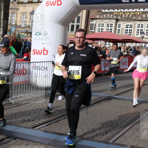 05.10.2025 - 20. swb-Marathon Bremen Yannick Fuchs http://msf.ph/oto/9230626 05.10.2025 11:02:39 Ziel 9468, 9647, 9707, 9802, 9839, 10033, 10595, 10598, 10615, 11110, 11160, 11537, 11538, 11711 meine-sportfotos.de