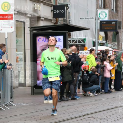 05.10.2025 - 20. swb-Marathon Bremen Strokosch-Dieckow http://msf.ph/oto/9230630 05.10.2025 10:38:31 Ziel 9341, 10352, 10409, 10517, 10862, 10967, 11132, 9341, 10352, 10409, 10517, 10862, 10967, 11132 meine-sportfotos.de