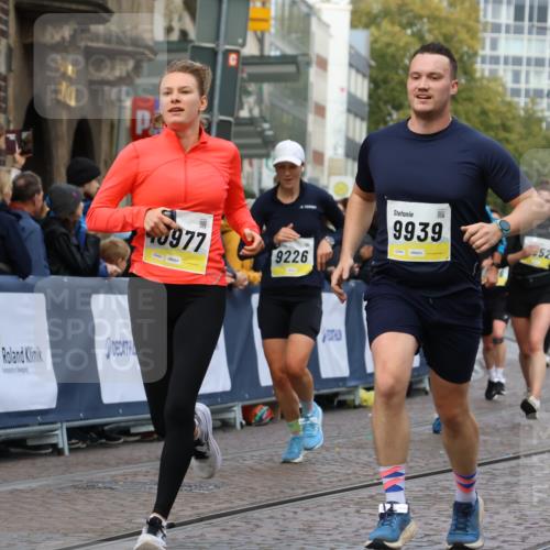 05.10.2025 - 20. swb-Marathon Bremen Strokosch-Dieckow http://msf.ph/oto/9230634 05.10.2025 10:52:06 Ziel 9196, 9226, 9852, 9939, 10240, 10438, 10668, 10727, 10977, 11273, 11641 meine-sportfotos.de