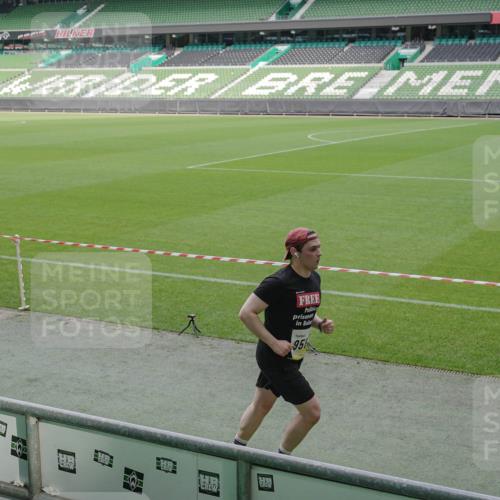 05.10.2025 - 20. swb-Marathon Bremen Michael Burmester http://msf.ph/oto/9230649 05.10.2025 10:29:39 Laufen im Stadion 7202, 8787, 8866, 9014, 9199, 9218, 9233, 9261, 9369, 9385, 9428, 9437, 9478, 9485, 9555, 9556, 9578, 9579, 9583, 9626, 9627, 9630, 9641, 9658, 9674, 9689, 9693, 9696, 9704, 9729, 9740, 9761, 9803, 9889, 9924, 9929, 9958, 9969, 9986, 10073, 10089, 10118, 10170, 10246, 10381, 10400, 10432, 10534, 10601, 10685, 10715, 10723, 10726, 10733, 10781, 10799, 10868, 10877, 10923, 10929, 10932, 10951, 10968, 11005, 11022, 11057, 11091, 11119, 11187, 11208, 11288, 11298, 9404 meine-sportfotos.de