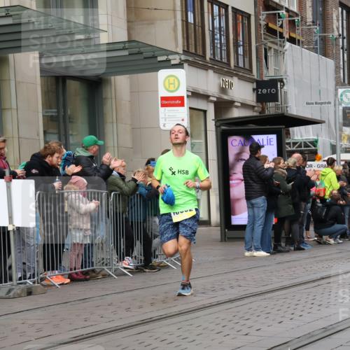 05.10.2025 - 20. swb-Marathon Bremen Strokosch-Dieckow http://msf.ph/oto/9230650 05.10.2025 10:38:31 Ziel 9341, 10352, 10409, 10517, 10862, 10967, 11132, 9341, 10352, 10409, 10517, 10862, 10967, 11132 meine-sportfotos.de