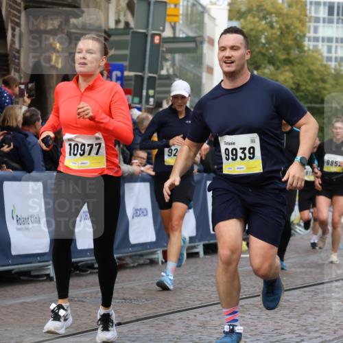 05.10.2025 - 20. swb-Marathon Bremen Strokosch-Dieckow http://msf.ph/oto/9230691 05.10.2025 10:52:06 Ziel 9196, 9226, 9852, 9939, 10240, 10438, 10668, 10727, 10977, 11273, 11641 meine-sportfotos.de