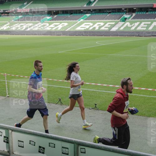 05.10.2025 - 20. swb-Marathon Bremen Michael Burmester http://msf.ph/oto/9230745 05.10.2025 10:29:45 Laufen im Stadion 7202, 8787, 8866, 9014, 9199, 9218, 9233, 9261, 9369, 9385, 9428, 9437, 9452, 9485, 9555, 9556, 9578, 9579, 9583, 9626, 9627, 9630, 9658, 9674, 9689, 9693, 9696, 9704, 9729, 9740, 9761, 9803, 9832, 9889, 9924, 9929, 9958, 9969, 9986, 10073, 10089, 10118, 10170, 10246, 10376, 10400, 10432, 10534, 10601, 10673, 10685, 10715, 10723, 10726, 10733, 10781, 10868, 10877, 10923, 10929, 10932, 10951, 10968, 11005, 11022, 11091, 11119, 11177, 11187, 11208, 11288, 11298 meine-sportfotos.de
