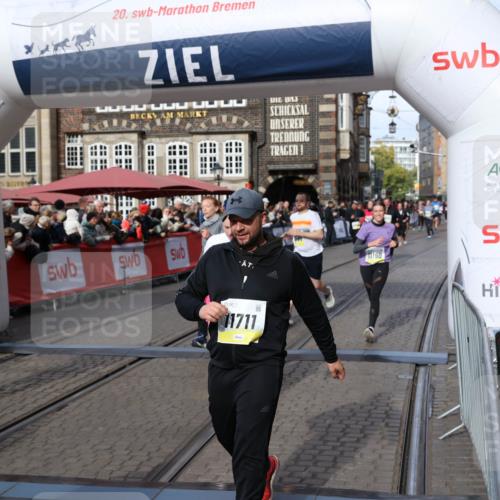 05.10.2025 - 20. swb-Marathon Bremen Yannick Fuchs http://msf.ph/oto/9230751 05.10.2025 11:02:41 Ziel 9468, 9647, 9707, 9802, 9839, 10033, 10595, 10598, 10615, 11110, 11160, 11537, 11538, 11711 meine-sportfotos.de