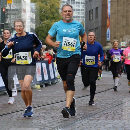 05.10.2025 - 20. swb-Marathon Bremen Strokosch-Dieckow http://msf.ph/oto/9230771 05.10.2025 10:52:10 Ziel 9196, 9226, 9852, 9955, 10038, 10240, 10438, 10668, 10727, 10900, 10927, 10942, 11458, 11491, 11641 meine-sportfotos.de