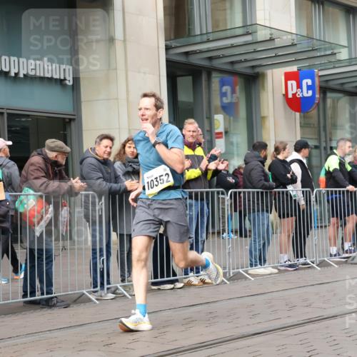 05.10.2025 - 20. swb-Marathon Bremen Strokosch-Dieckow http://msf.ph/oto/9230817 05.10.2025 10:38:37 Ziel 9341, 9403, 10352, 10409, 10517, 10847, 10967, 11132, 11594, 9341, 9403, 10352, 10409, 10517, 10847, 10967, 11132, 11594 meine-sportfotos.de