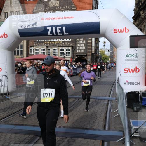 05.10.2025 - 20. swb-Marathon Bremen Yannick Fuchs http://msf.ph/oto/9230819 05.10.2025 11:02:42 Ziel 9468, 9647, 9707, 9802, 9839, 10033, 10595, 10598, 10615, 10825, 11110, 11160, 11537, 11538, 11711 meine-sportfotos.de
