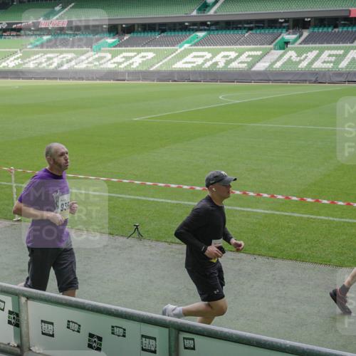 05.10.2025 - 20. swb-Marathon Bremen Michael Burmester http://msf.ph/oto/9230823 05.10.2025 10:29:48 Laufen im Stadion 7202, 8787, 8866, 9014, 9199, 9218, 9233, 9255, 9261, 9369, 9385, 9428, 9435, 9437, 9452, 9485, 9555, 9556, 9578, 9579, 9583, 9630, 9658, 9674, 9689, 9693, 9696, 9704, 9729, 9740, 9761, 9803, 9832, 9889, 9924, 9929, 9958, 9969, 9975, 9986, 10073, 10089, 10118, 10170, 10246, 10376, 10400, 10432, 10534, 10548, 10601, 10673, 10685, 10715, 10723, 10726, 10733, 10781, 10868, 10877, 10923, 10929, 10932, 10951, 10968, 11005, 11022, 11091, 11177, 11187, 11208, 11288, 11298 meine-sportfotos.de