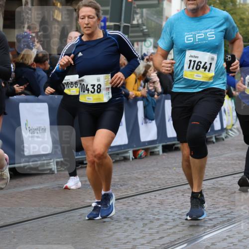 05.10.2025 - 20. swb-Marathon Bremen Strokosch-Dieckow http://msf.ph/oto/9230825 05.10.2025 10:52:11 Ziel 9196, 9226, 9852, 9955, 10038, 10240, 10438, 10668, 10727, 10900, 10927, 10942, 11128, 11458, 11491, 11641 meine-sportfotos.de