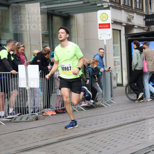 05.10.2025 - 20. swb-Marathon Bremen Strokosch-Dieckow http://msf.ph/oto/9230871 05.10.2025 10:38:41 Ziel 9403, 10352, 10847, 10967, 11594, 9403, 10352, 10847, 10967, 11594 meine-sportfotos.de