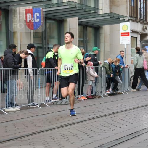 05.10.2025 - 20. swb-Marathon Bremen Strokosch-Dieckow http://msf.ph/oto/9230885 05.10.2025 10:38:42 Ziel 9403, 10847, 10967, 11594, 9403, 10847, 10967, 11594 meine-sportfotos.de