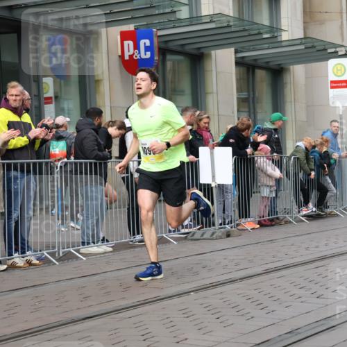 05.10.2025 - 20. swb-Marathon Bremen Strokosch-Dieckow http://msf.ph/oto/9230893 05.10.2025 10:38:42 Ziel 9403, 10847, 10967, 11594, 9403, 10847, 10967, 11594 meine-sportfotos.de