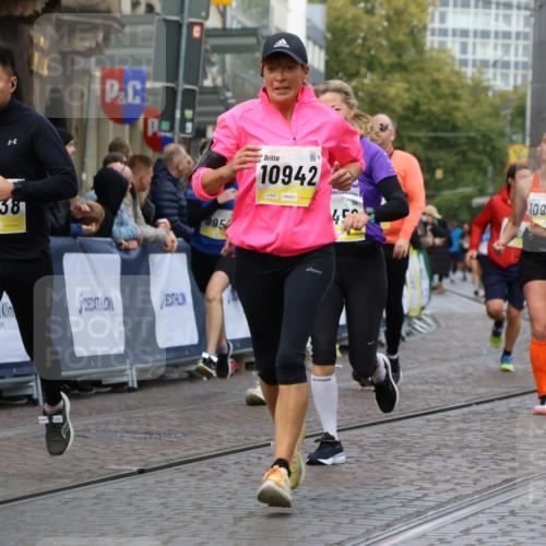 05.10.2025 - 20. swb-Marathon Bremen Strokosch-Dieckow http://msf.ph/oto/9230902 05.10.2025 10:52:15 Ziel 9584, 9852, 9955, 9987, 10038, 10668, 10719, 10900, 10927, 10942, 11128, 11458, 11491, 11665 meine-sportfotos.de