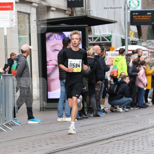 05.10.2025 - 20. swb-Marathon Bremen Strokosch-Dieckow http://msf.ph/oto/9230925 05.10.2025 10:38:50 Ziel 7111, 9239, 9403, 9863, 10847, 10908, 11067, 11594, 7111, 9239, 9403, 9863, 10847, 10908, 11067, 11594 meine-sportfotos.de