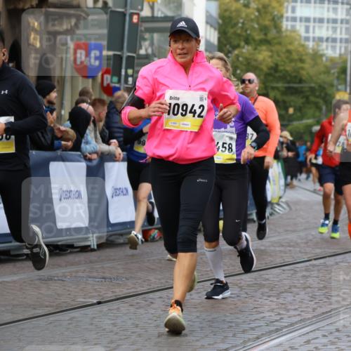 05.10.2025 - 20. swb-Marathon Bremen Strokosch-Dieckow http://msf.ph/oto/9230926 05.10.2025 10:52:15 Ziel 9584, 9852, 9955, 9987, 10038, 10668, 10719, 10900, 10927, 10942, 11128, 11458, 11491, 11665 meine-sportfotos.de