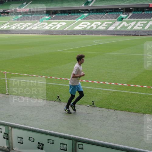 05.10.2025 - 20. swb-Marathon Bremen Michael Burmester http://msf.ph/oto/9230930 05.10.2025 10:29:53 Laufen im Stadion 7202, 8787, 8866, 9014, 9199, 9233, 9255, 9259, 9261, 9369, 9385, 9428, 9435, 9437, 9452, 9485, 9555, 9578, 9579, 9583, 9630, 9658, 9674, 9689, 9696, 9704, 9729, 9740, 9761, 9803, 9832, 9889, 9924, 9929, 9958, 9975, 9986, 10073, 10089, 10118, 10170, 10246, 10376, 10400, 10432, 10443, 10534, 10548, 10601, 10673, 10685, 10715, 10723, 10726, 10733, 10781, 10868, 10873, 10877, 10923, 10929, 10932, 10951, 10968, 11005, 11022, 11091, 11177, 11187, 11208, 11288, 11298, 9556 meine-sportfotos.de