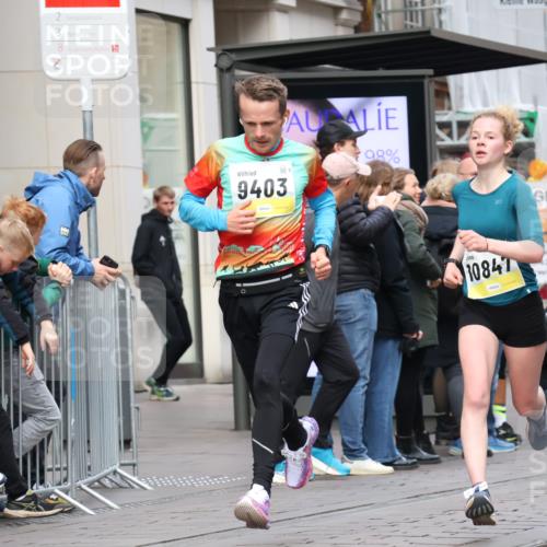 05.10.2025 - 20. swb-Marathon Bremen Strokosch-Dieckow http://msf.ph/oto/9230965 05.10.2025 10:38:53 Ziel 7111, 9239, 9403, 9863, 10847, 10908, 11067, 11343, 11594, 7111, 9239, 9403, 9863, 10847, 10908, 11067, 11343, 11594 meine-sportfotos.de