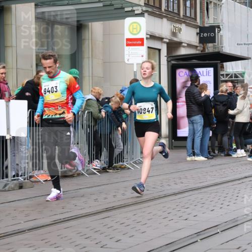 05.10.2025 - 20. swb-Marathon Bremen Strokosch-Dieckow http://msf.ph/oto/9230993 05.10.2025 10:38:54 Ziel 7111, 9239, 9403, 9863, 10847, 10908, 11067, 11343, 11594, 7111, 9239, 9403, 9863, 10847, 10908, 11067, 11343, 11594 meine-sportfotos.de