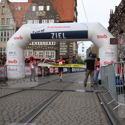 05.10.2025 - 20. swb-Marathon Bremen Yannick Fuchs http://msf.ph/oto/9231027 05.10.2025 10:27:12 Ziel 35 meine-sportfotos.de