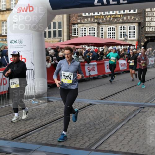 05.10.2025 - 20. swb-Marathon Bremen Yannick Fuchs http://msf.ph/oto/9231030 05.10.2025 11:02:50 Ziel 9331, 9360, 9516, 9841, 10510, 10530, 10803, 10804, 10825, 10826, 11024 meine-sportfotos.de