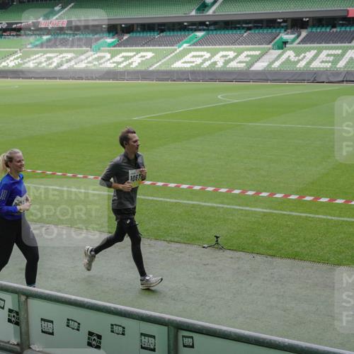 05.10.2025 - 20. swb-Marathon Bremen Michael Burmester http://msf.ph/oto/9231053 05.10.2025 10:29:58 Laufen im Stadion 7202, 8787, 8866, 9014, 9199, 9233, 9240, 9255, 9259, 9261, 9369, 9385, 9435, 9437, 9452, 9485, 9555, 9578, 9579, 9583, 9630, 9658, 9674, 9689, 9696, 9704, 9740, 9761, 9803, 9832, 9889, 9924, 9929, 9958, 9975, 10022, 10073, 10118, 10159, 10170, 10221, 10246, 10376, 10392, 10400, 10432, 10443, 10534, 10548, 10601, 10673, 10685, 10715, 10726, 10781, 10868, 10873, 10877, 10923, 10932, 10951, 10968, 11005, 11022, 11091, 11177, 11187, 11208, 11288, 11298, 9556 meine-sportfotos.de