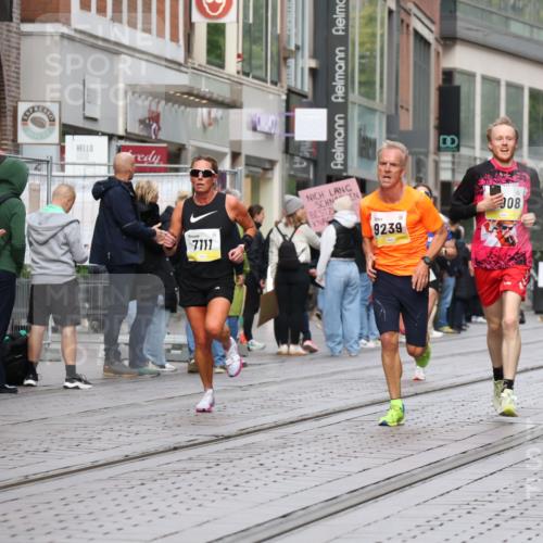 05.10.2025 - 20. swb-Marathon Bremen Strokosch-Dieckow http://msf.ph/oto/9231057 05.10.2025 10:39:02 Ziel 7111, 9239, 9671, 9863, 10908, 11067, 11343, 11474, 7111, 9239, 9671, 9863, 10908, 11067, 11343, 11474 meine-sportfotos.de