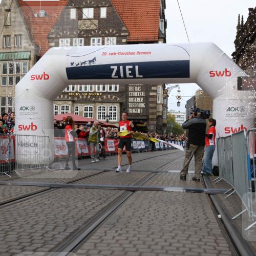 05.10.2025 - 20. swb-Marathon Bremen Yannick Fuchs http://msf.ph/oto/9231058 05.10.2025 10:27:12 Ziel 35 meine-sportfotos.de