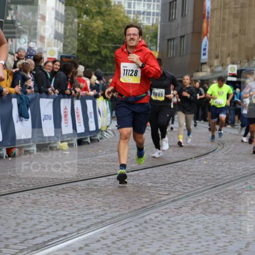 05.10.2025 - 20. swb-Marathon Bremen Strokosch-Dieckow http://msf.ph/oto/9231064 05.10.2025 10:52:17 Ziel 9584, 9955, 9987, 10038, 10507, 10719, 10900, 10927, 10942, 11128, 11458, 11491, 11665 meine-sportfotos.de