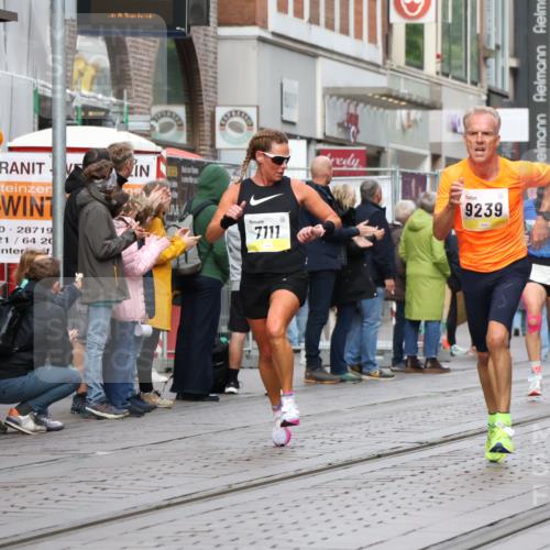 05.10.2025 - 20. swb-Marathon Bremen Strokosch-Dieckow http://msf.ph/oto/9231067 05.10.2025 10:39:03 Ziel 7111, 9239, 9671, 9863, 10525, 10908, 11067, 11343, 11474, 7111, 9239, 9671, 9863, 10525, 10908, 11067, 11343, 11474 meine-sportfotos.de