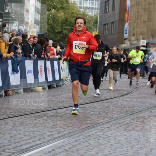 05.10.2025 - 20. swb-Marathon Bremen Strokosch-Dieckow http://msf.ph/oto/9231081 05.10.2025 10:52:17 Ziel 9584, 9955, 9987, 10038, 10507, 10719, 10900, 10927, 10942, 11128, 11458, 11491, 11665 meine-sportfotos.de