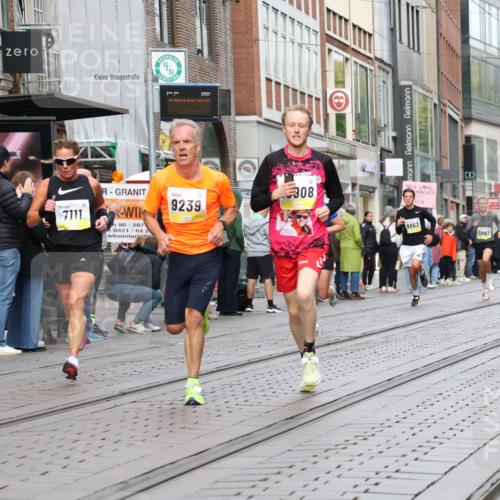 05.10.2025 - 20. swb-Marathon Bremen Strokosch-Dieckow http://msf.ph/oto/9231093 05.10.2025 10:39:05 Ziel 7111, 9239, 9289, 9671, 9863, 10525, 10908, 11067, 11343, 11418, 11474, 7111, 9239, 9289, 9671, 9863, 10525, 10908, 11067, 11343, 11418, 11474 meine-sportfotos.de