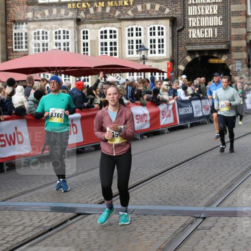 05.10.2025 - 20. swb-Marathon Bremen Yannick Fuchs http://msf.ph/oto/9231116 05.10.2025 11:02:51 Ziel 9331, 9360, 9516, 9841, 10129, 10510, 10530, 10803, 10804, 10825, 10826, 11024 meine-sportfotos.de