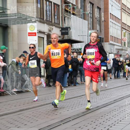 05.10.2025 - 20. swb-Marathon Bremen Strokosch-Dieckow http://msf.ph/oto/9231136 05.10.2025 10:39:06 Ziel 7111, 9239, 9289, 9671, 9863, 10525, 10908, 11067, 11343, 11418, 11474, 7111, 9239, 9289, 9671, 9863, 10525, 10908, 11067, 11343, 11418, 11474 meine-sportfotos.de
