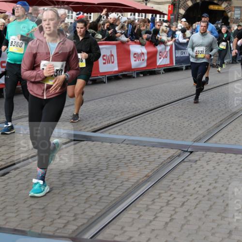 05.10.2025 - 20. swb-Marathon Bremen Yannick Fuchs http://msf.ph/oto/9231146 05.10.2025 11:02:52 Ziel 9331, 9360, 9516, 9841, 10129, 10510, 10530, 10803, 10804, 10825, 10826, 11024, 11193 meine-sportfotos.de