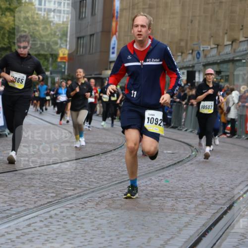 05.10.2025 - 20. swb-Marathon Bremen Strokosch-Dieckow http://msf.ph/oto/9231152 05.10.2025 10:52:19 Ziel 9172, 9584, 9955, 9987, 10507, 10719, 10900, 10927, 11128, 11458, 11491, 11528, 11665 meine-sportfotos.de