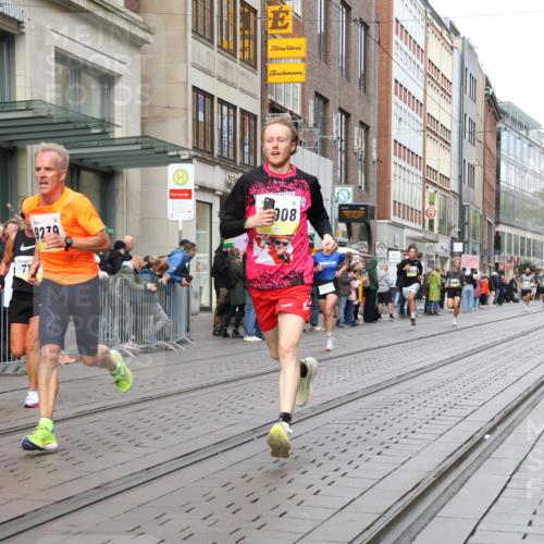 05.10.2025 - 20. swb-Marathon Bremen Strokosch-Dieckow http://msf.ph/oto/9231163 05.10.2025 10:39:07 Ziel 7111, 9239, 9289, 9671, 9863, 10525, 10908, 11067, 11343, 11418, 11474, 7111, 9239, 9289, 9671, 9863, 10525, 10908, 11067, 11343, 11418, 11474 meine-sportfotos.de