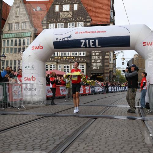 05.10.2025 - 20. swb-Marathon Bremen Yannick Fuchs http://msf.ph/oto/9231165 05.10.2025 10:27:13 Ziel 35 meine-sportfotos.de