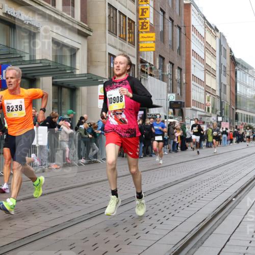 05.10.2025 - 20. swb-Marathon Bremen Strokosch-Dieckow http://msf.ph/oto/9231172 05.10.2025 10:39:08 Ziel 7111, 9239, 9289, 9671, 9863, 10525, 10908, 11067, 11343, 11418, 11474, 7111, 9239, 9289, 9671, 9863, 10525, 10908, 11067, 11343, 11418, 11474 meine-sportfotos.de