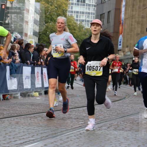 05.10.2025 - 20. swb-Marathon Bremen Strokosch-Dieckow http://msf.ph/oto/9231175 05.10.2025 10:52:23 Ziel 9172, 9584, 9987, 10241, 10327, 10507, 10608, 10719, 11528, 11665 meine-sportfotos.de