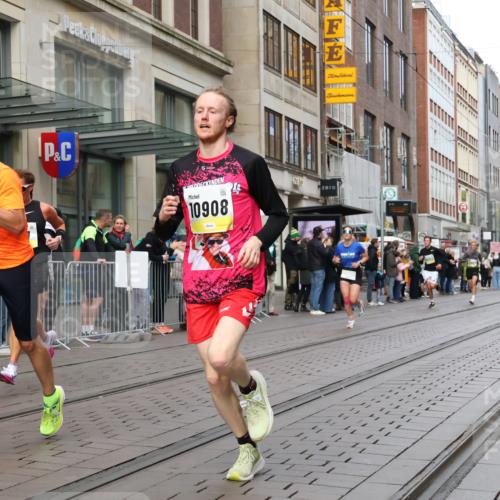 05.10.2025 - 20. swb-Marathon Bremen Strokosch-Dieckow http://msf.ph/oto/9231184 05.10.2025 10:39:08 Ziel 7111, 9239, 9289, 9671, 9863, 10525, 10908, 11067, 11343, 11418, 11474, 7111, 9239, 9289, 9671, 9863, 10525, 10908, 11067, 11343, 11418, 11474 meine-sportfotos.de