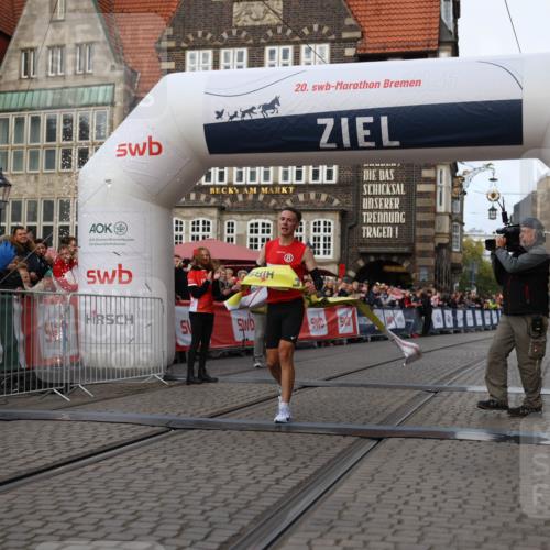 05.10.2025 - 20. swb-Marathon Bremen Yannick Fuchs http://msf.ph/oto/9231188 05.10.2025 10:27:13 Ziel 35 meine-sportfotos.de
