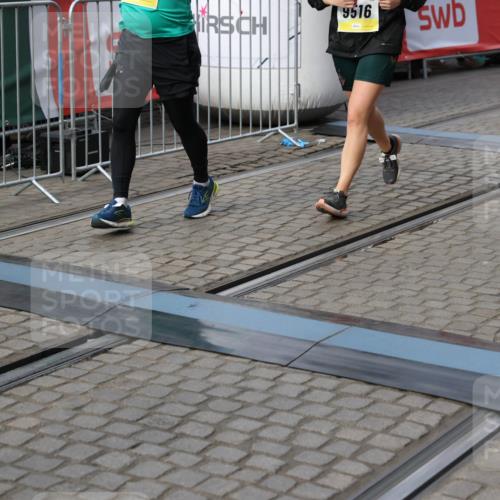 05.10.2025 - 20. swb-Marathon Bremen Yannick Fuchs http://msf.ph/oto/9231191 05.10.2025 11:02:53 Ziel 9331, 9360, 9516, 9841, 10129, 10510, 10530, 10734, 10803, 10804, 10826, 10940, 11024, 11193 meine-sportfotos.de