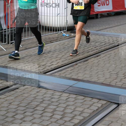 05.10.2025 - 20. swb-Marathon Bremen Yannick Fuchs http://msf.ph/oto/9231201 05.10.2025 11:02:54 Ziel 9331, 9360, 9516, 9841, 10129, 10510, 10530, 10734, 10803, 10804, 10940, 11024, 11193, 11576 meine-sportfotos.de
