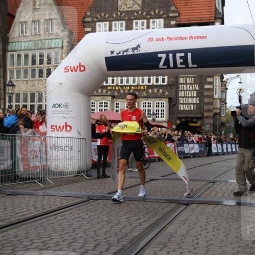 05.10.2025 - 20. swb-Marathon Bremen Yannick Fuchs http://msf.ph/oto/9231217 05.10.2025 10:27:14 Ziel 35 meine-sportfotos.de