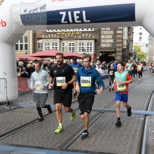 05.10.2025 - 20. swb-Marathon Bremen Yannick Fuchs http://msf.ph/oto/9231220 05.10.2025 11:02:55 Ziel 9331, 9360, 9516, 9841, 10129, 10207, 10510, 10530, 10734, 10803, 10804, 10940, 11024, 11193, 11576 meine-sportfotos.de