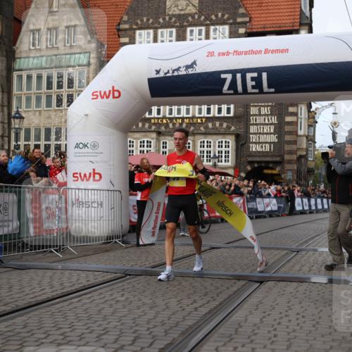 05.10.2025 - 20. swb-Marathon Bremen Yannick Fuchs http://msf.ph/oto/9231225 05.10.2025 10:27:14 Ziel 35 meine-sportfotos.de