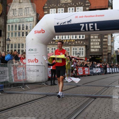 05.10.2025 - 20. swb-Marathon Bremen Yannick Fuchs http://msf.ph/oto/9231255 05.10.2025 10:27:14 Ziel 35 meine-sportfotos.de