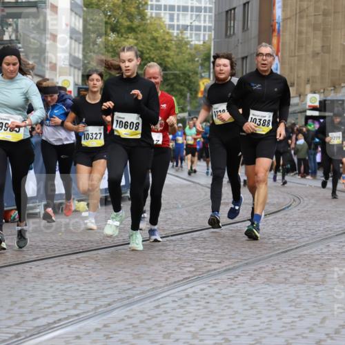 05.10.2025 - 20. swb-Marathon Bremen Strokosch-Dieckow http://msf.ph/oto/9231309 05.10.2025 10:52:29 Ziel 8888, 9172, 9439, 9903, 10241, 10327, 10388, 10608, 11283, 11387, 11413, 11528 meine-sportfotos.de