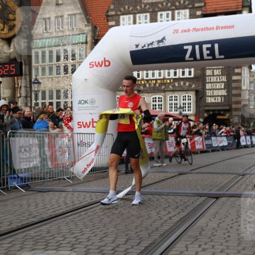 05.10.2025 - 20. swb-Marathon Bremen Yannick Fuchs http://msf.ph/oto/9231321 05.10.2025 10:27:15 Ziel 35 meine-sportfotos.de